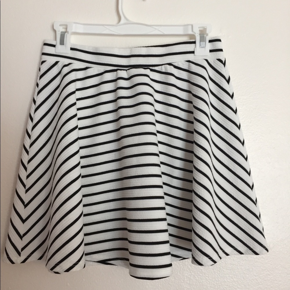 NWT Annianna Textured Patterned Flare Skirt L